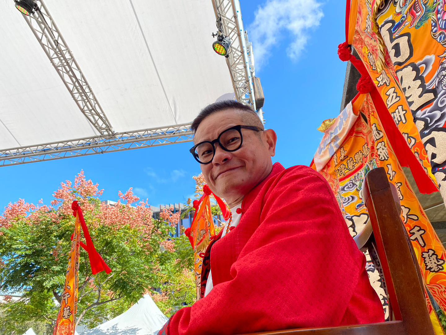 手上節目剩一個！60歲男星「主持10年無預警被停播」轉接外景　「主持費對半砍」欣然感恩：有工作就知足