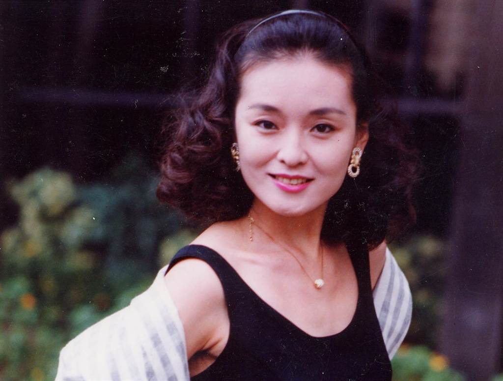 愛情長跑21年拒婚！苦情天后投資慘賠6千萬「樂觀喊就當買教訓」　曝「25年前後對比照」網全看傻眼