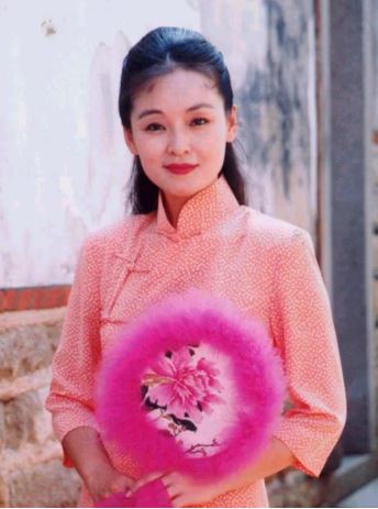 愛情長跑21年拒婚！苦情天后投資慘賠6千萬「樂觀喊就當買教訓」　曝「25年前後對比照」網全看傻眼