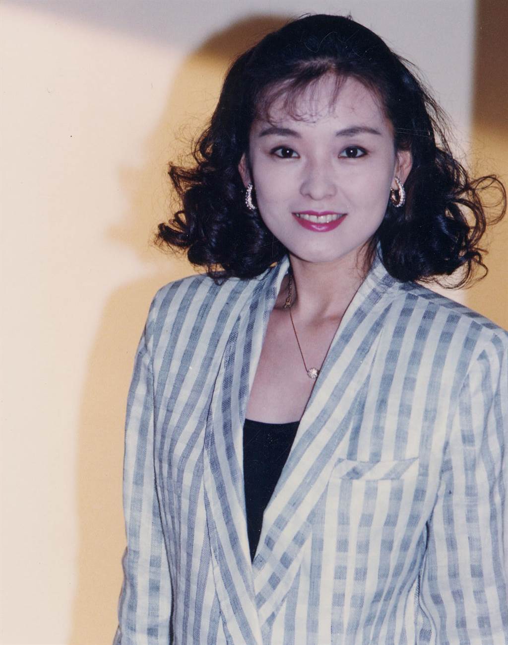 愛情長跑21年拒婚！苦情天后投資慘賠6千萬「樂觀喊就當買教訓」　曝「25年前後對比照」網全看傻眼