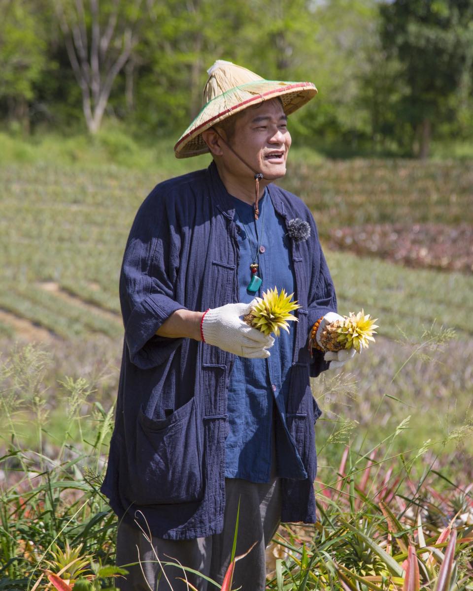 手上節目剩一個！60歲男星「主持10年無預警被停播」轉接外景　「主持費對半砍」欣然感恩：有工作就知足