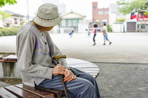 時間永遠停留在周五！失智奶奶「苦等兒子週六探望」遲遲等不到　照護員善心謊言「意外揭穿人性」