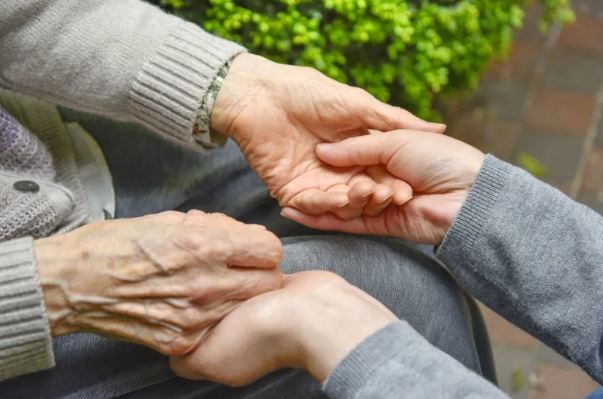 得不到母愛！孝女突醒悟「拒絕奉養中風媽」遭賞耳光　「堅決送養老院」網全力挺：仁至義盡
