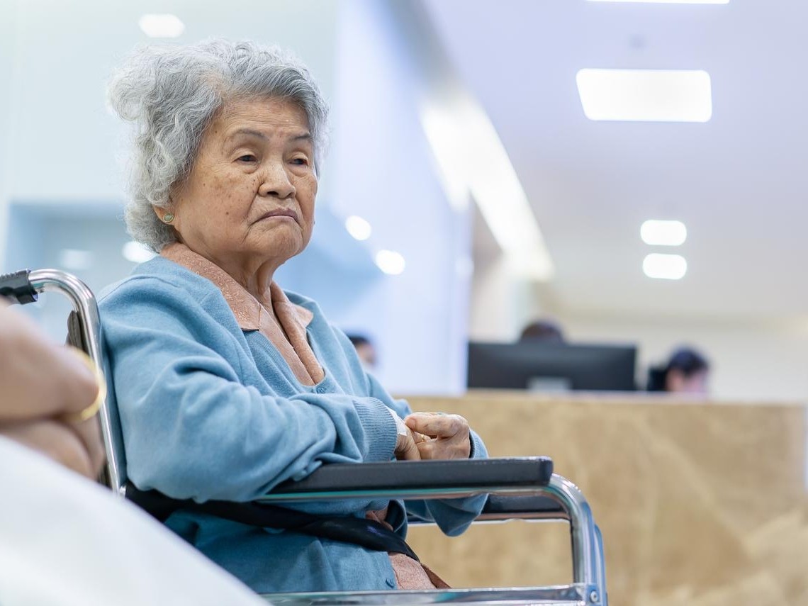 得不到母愛！孝女突醒悟「拒絕奉養中風媽」遭賞耳光　「堅決送養老院」網全力挺：仁至義盡