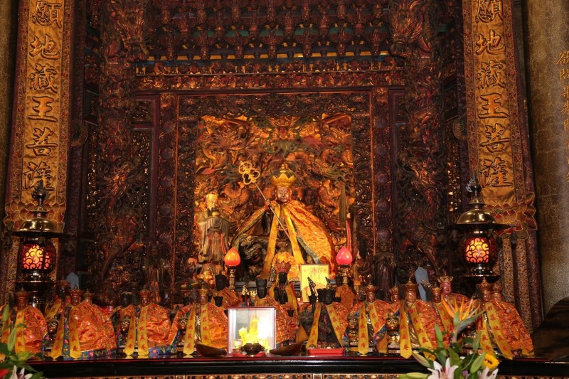 老天也看不過去？人妻捐3000元「叩謝神明趕毒菇」　在地人秒懂「廟牆滿滿感謝狀」：準備開團