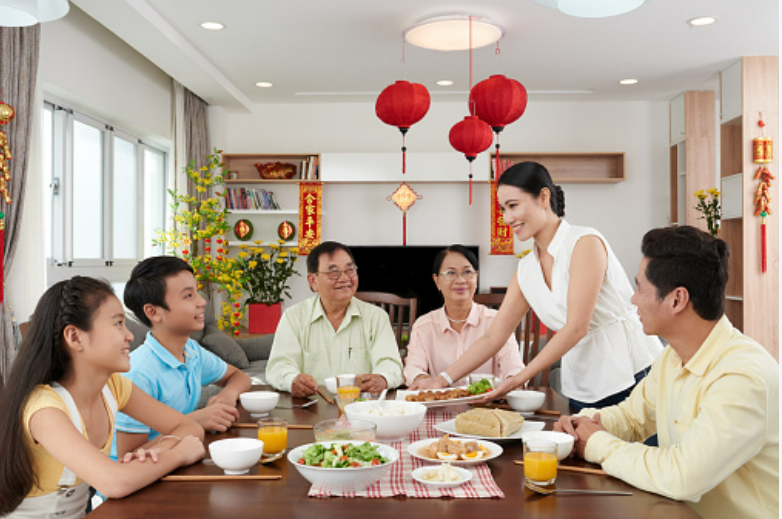 媳提前問「除夕想陪父母吃年夜飯」能回娘家嗎？婆婆「超酸回覆」孫女都傻眼：刷新我三觀...