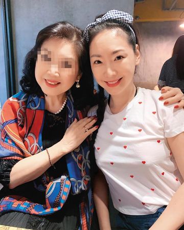 才剛結婚！49歲女星認了「媽媽多次大戰老公」婚姻亮紅燈　無奈嘆「以後不再是妳女兒」透心結起因