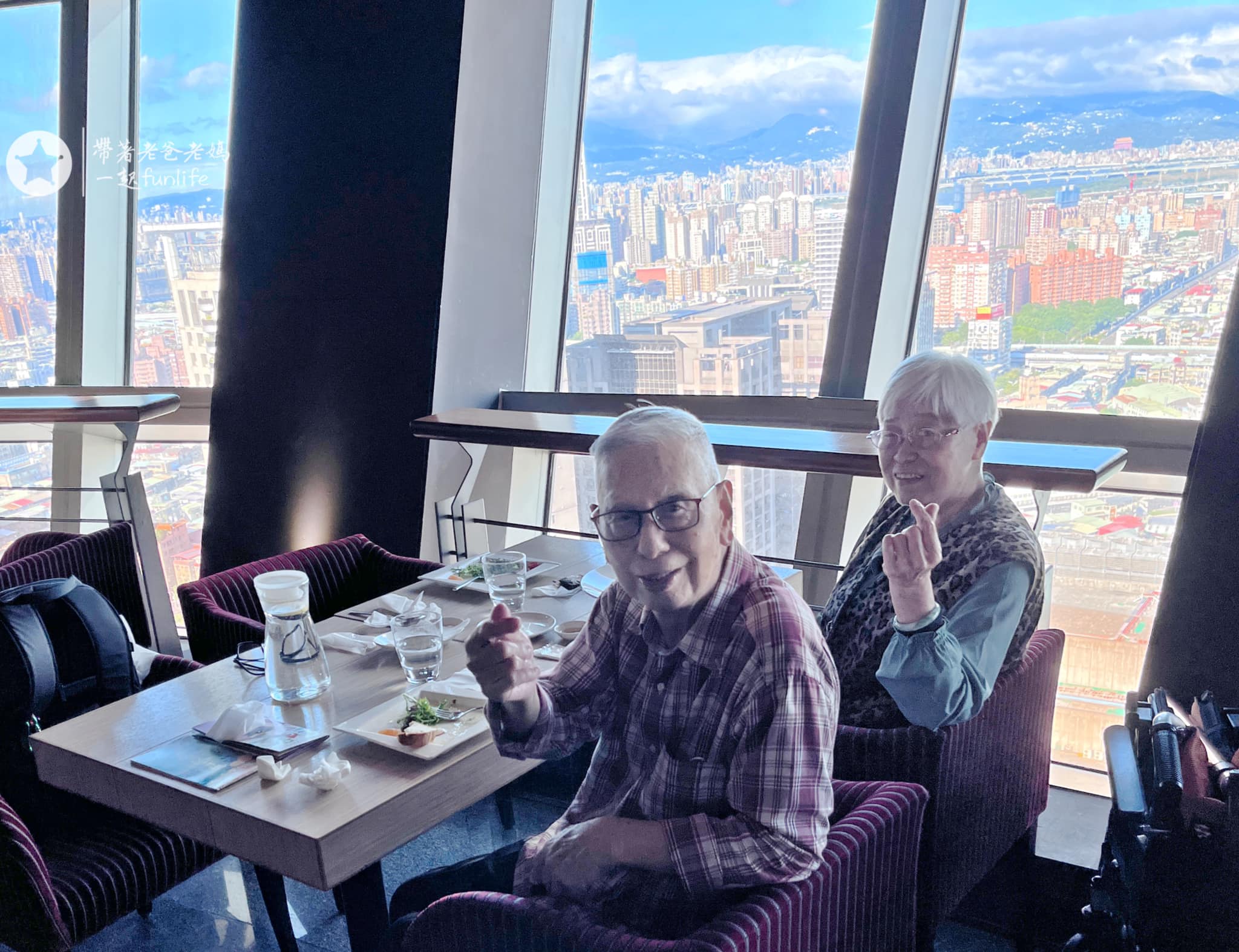 手捧鐵飯碗！56歲公務員「棄高薪提前退休」帶90歲父母環島　7年後「得到比金錢還珍貴」燦笑：人生已及格