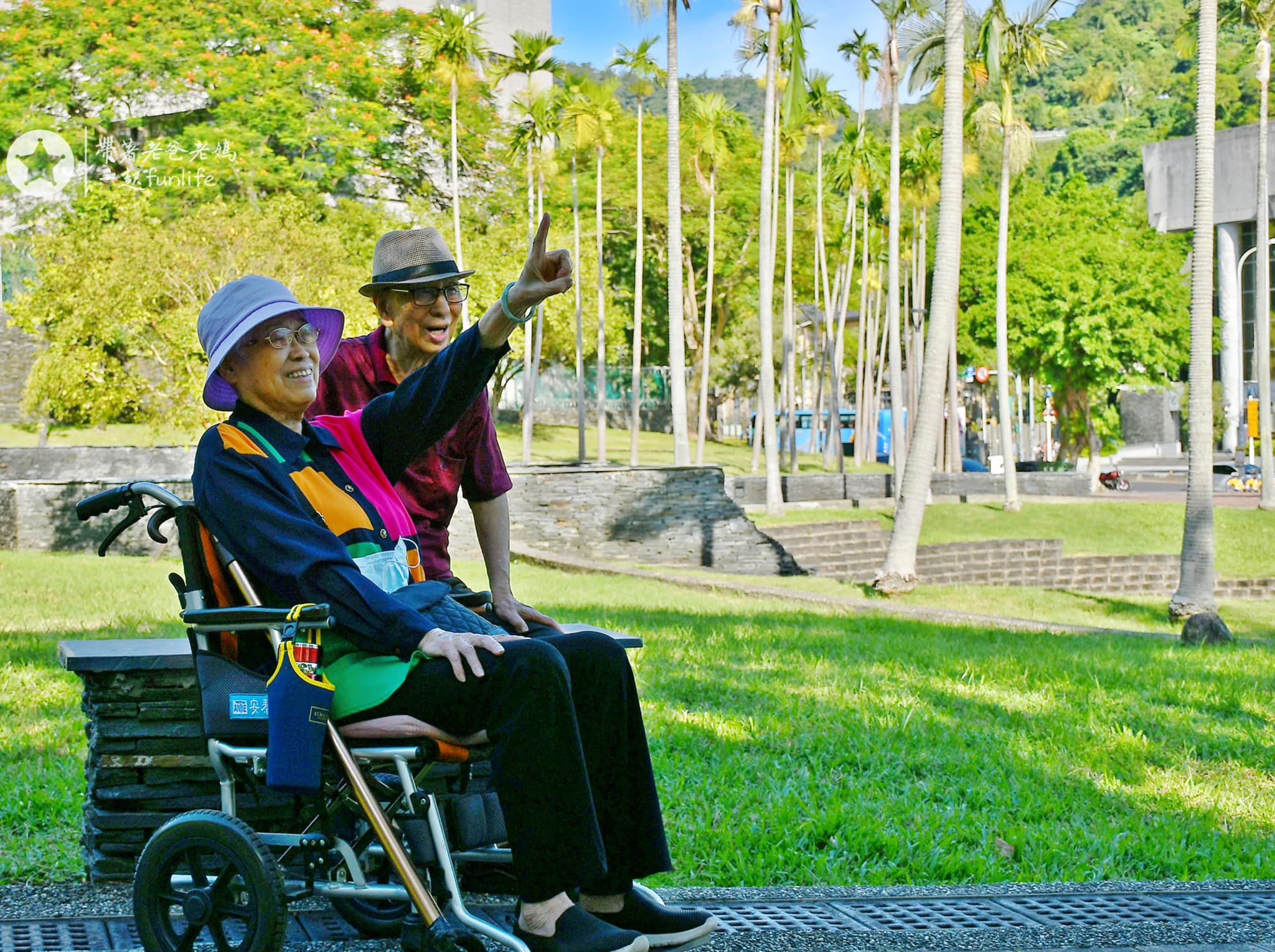 手捧鐵飯碗！56歲公務員「棄高薪提前退休」帶90歲父母環島　7年後「得到比金錢還珍貴」燦笑：人生已及格