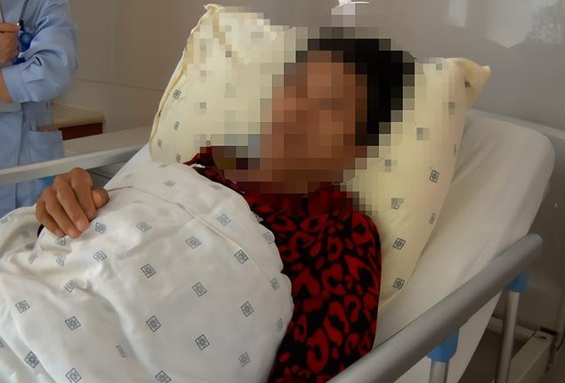 以為是怪人!去巷口吃麵「被隔壁桌盯著看」...結帳前「他來耳邊說一句」救我一命
