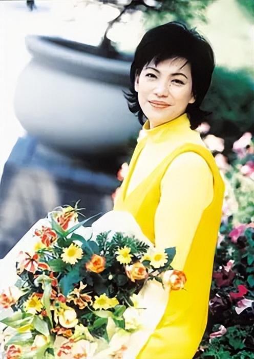 經歷10年無性婚姻！歌壇天后「嫁大10歲導演」被拋棄　65歲孑然一身「無兒無女」坦言：應該早點放他走
