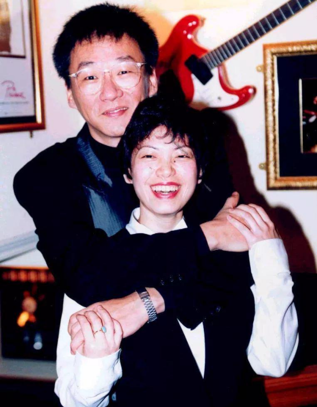 經歷10年無性婚姻！歌壇天后「嫁大10歲導演」被拋棄　65歲孑然一身「無兒無女」坦言：應該早點放他走
