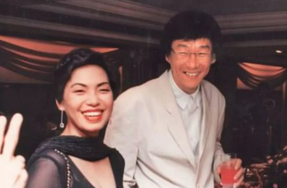 經歷10年無性婚姻！歌壇天后「嫁大10歲導演」被拋棄　65歲孑然一身「無兒無女」坦言：應該早點放他走