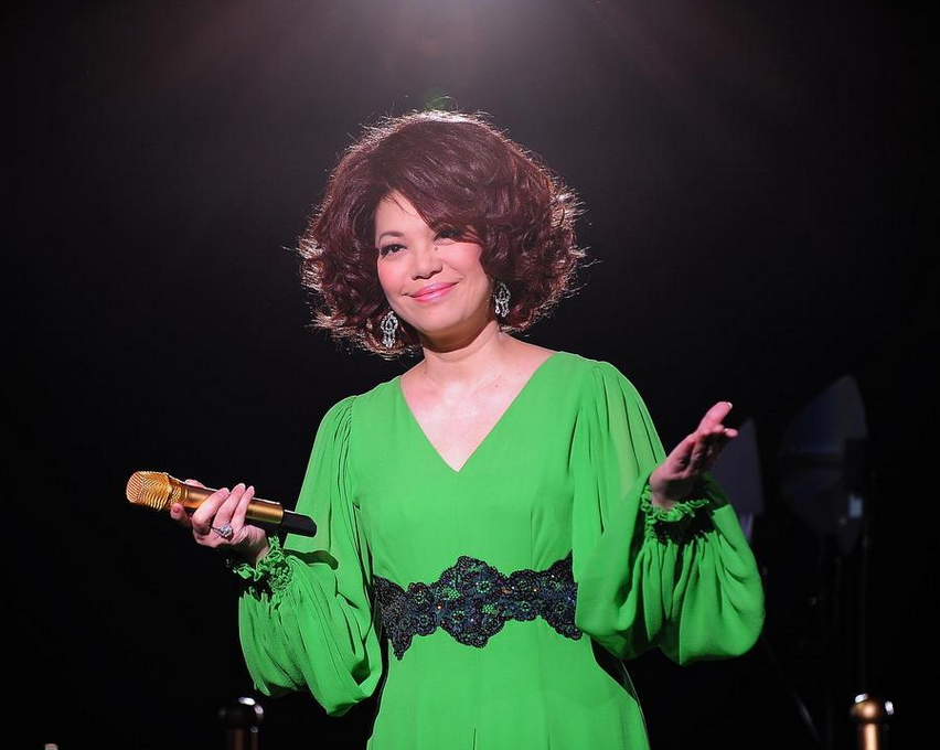 經歷10年無性婚姻！歌壇天后「嫁大10歲導演」被拋棄　65歲孑然一身「無兒無女」坦言：應該早點放他走