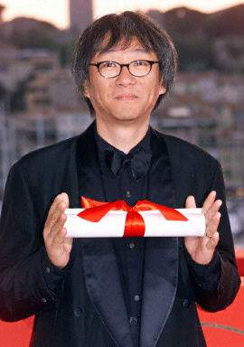 經歷10年無性婚姻！歌壇天后「嫁大10歲導演」被拋棄　65歲孑然一身「無兒無女」坦言：應該早點放他走