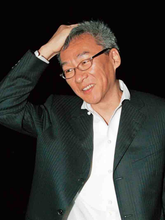 經歷10年無性婚姻！歌壇天后「嫁大10歲導演」被拋棄　65歲孑然一身「無兒無女」坦言：應該早點放他走