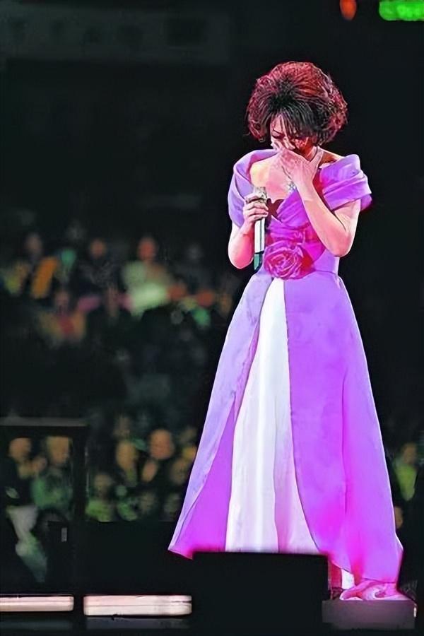 經歷10年無性婚姻！歌壇天后「嫁大10歲導演」被拋棄　65歲孑然一身「無兒無女」坦言：應該早點放他走