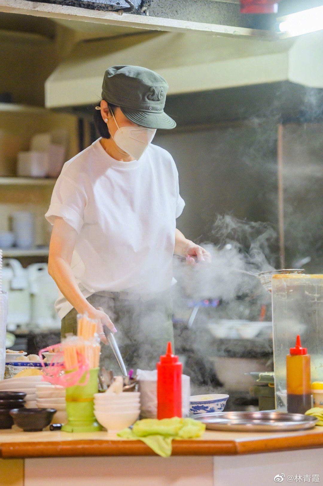 難得返台！68歲女星「現身台北街頭煮麵」架式十足　加碼曝「超大喜訊」粉絲全嗨翻