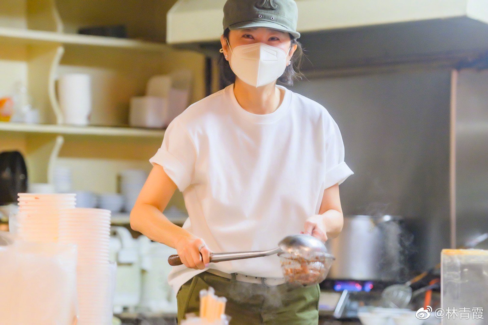 難得返台！69歲女星「現身台北街頭煮麵」架式十足　加碼曝「超大喜訊」粉絲全嗨翻