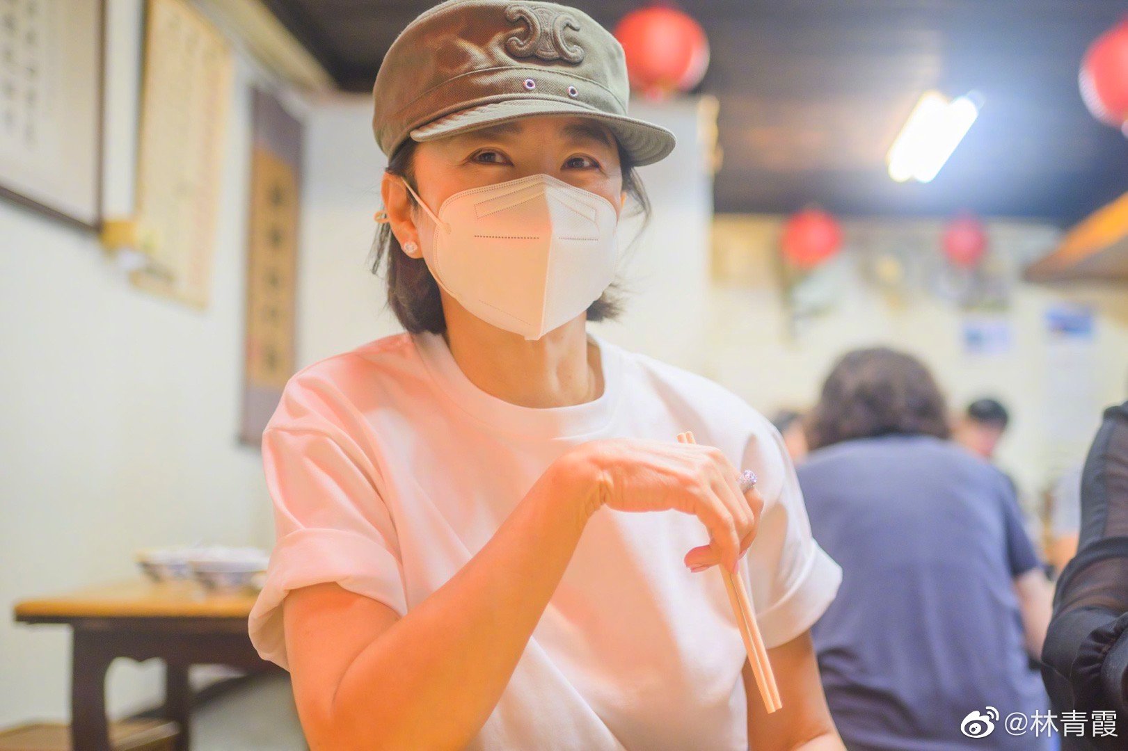 難得返台！69歲女星「現身台北街頭煮麵」架式十足　加碼曝「超大喜訊」粉絲全嗨翻