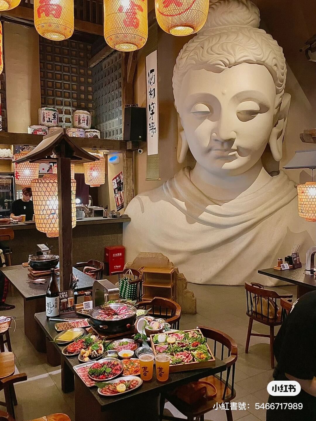 在大佛前吃肉！日式古廟風「佛像燒肉店」人氣爆紅　最酷盛裝「椰子鮮嫩牛肋條」室外露營座享用更讚