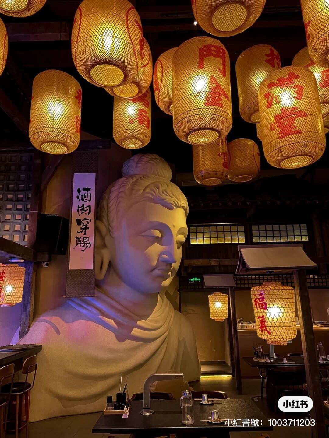在大佛前吃肉！日式古廟風「佛像燒肉店」人氣爆紅　最酷盛裝「椰子鮮嫩牛肋條」室外露營座享用更讚