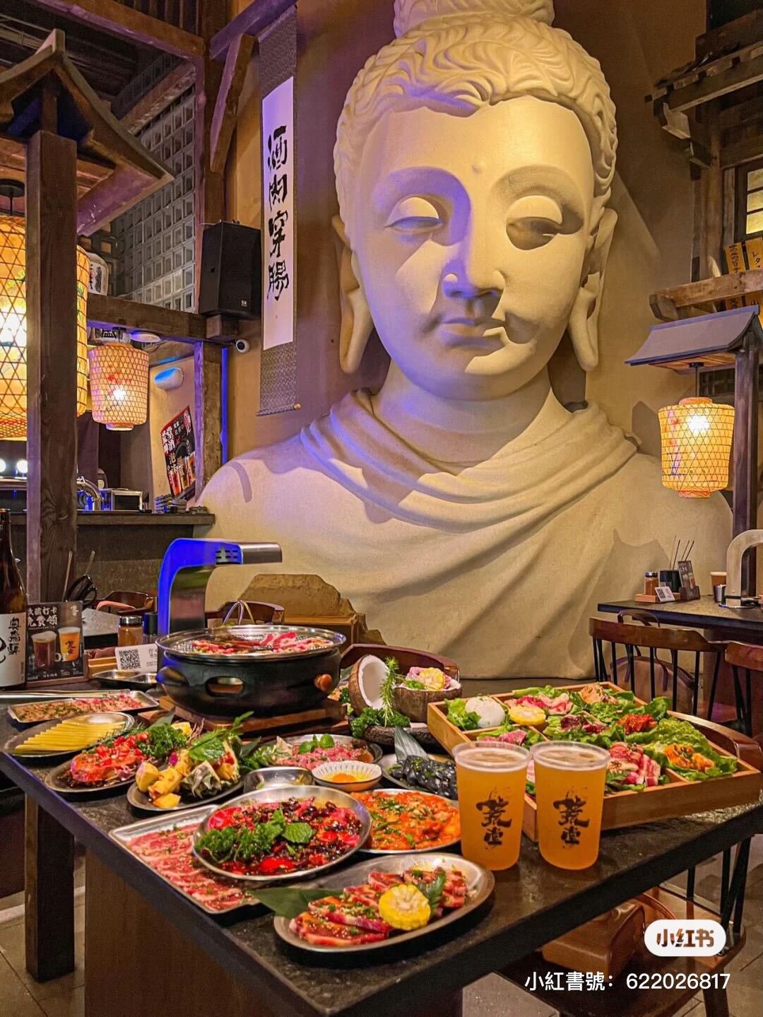 在大佛前吃肉！日式古廟風「佛像燒肉店」人氣爆紅　最酷盛裝「椰子鮮嫩牛肋條」室外露營座享用更讚