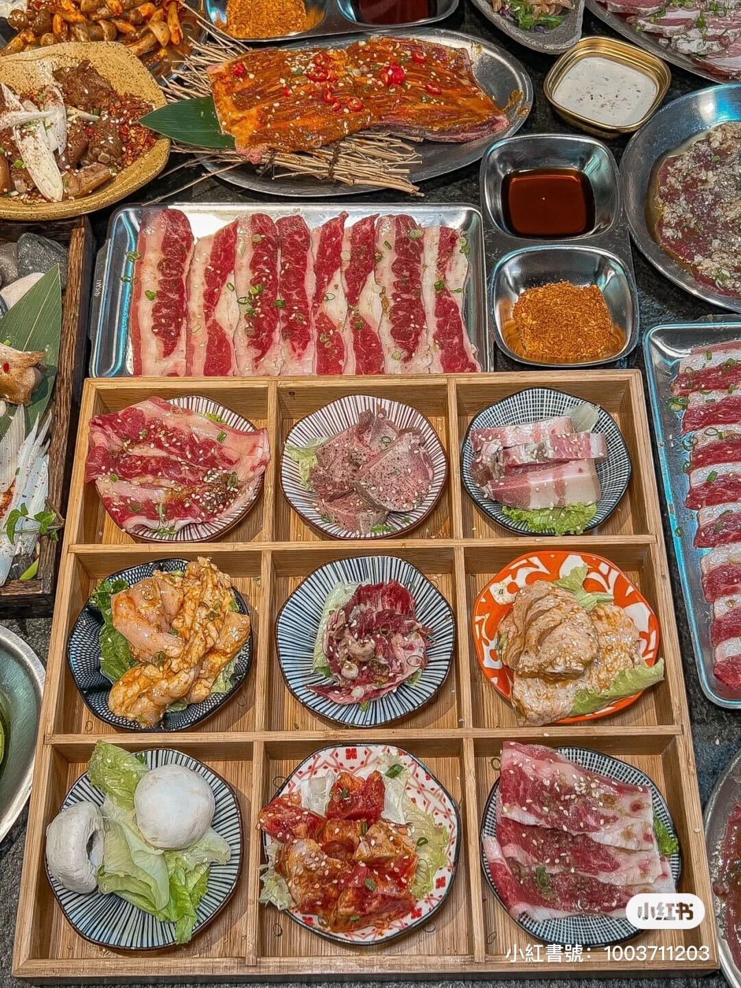 在大佛前吃肉！日式古廟風「佛像燒肉店」人氣爆紅　最酷盛裝「椰子鮮嫩牛肋條」室外露營座享用更讚