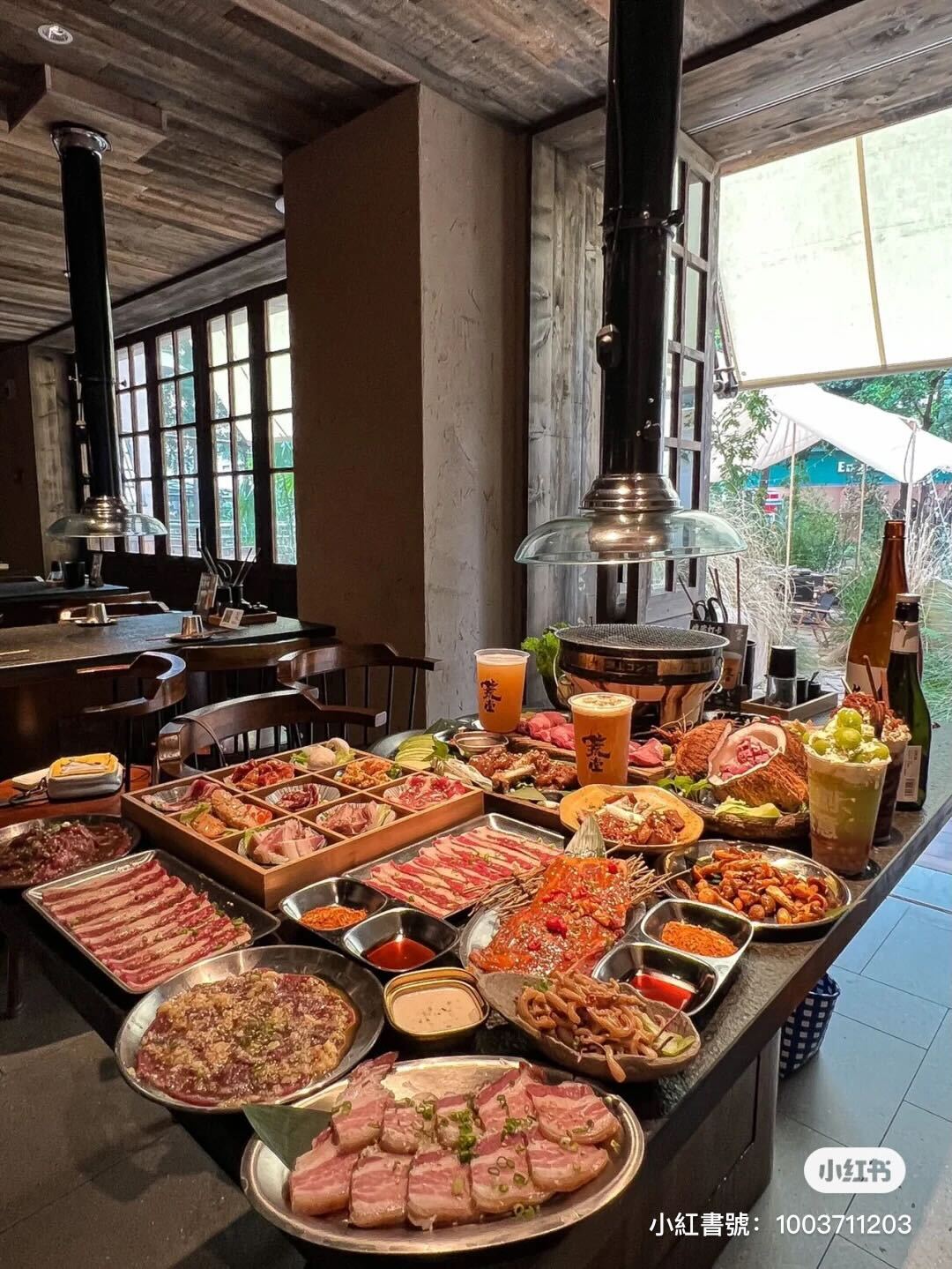 在大佛前吃肉！日式古廟風「佛像燒肉店」人氣爆紅　最酷盛裝「椰子鮮嫩牛肋條」室外露營座享用更讚