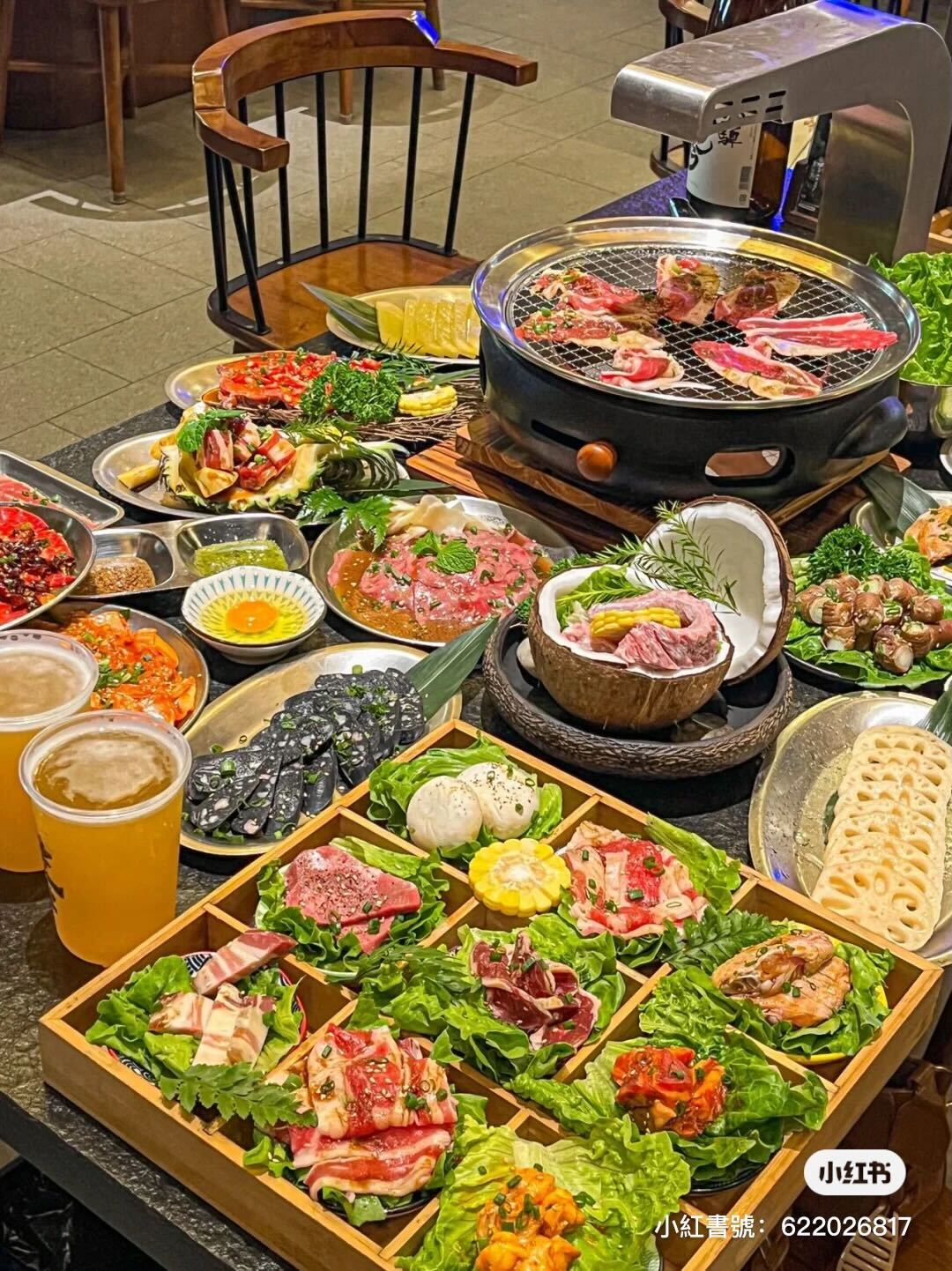 在大佛前吃肉！日式古廟風「佛像燒肉店」人氣爆紅　最酷盛裝「椰子鮮嫩牛肋條」室外露營座享用更讚