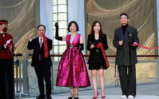 隔3年回台灣！永遠的女神「紫色禮服罕開Ｖ領」性感耀眼　「全身戴4億珠寶」喜曝下一步計畫粉絲嗨翻