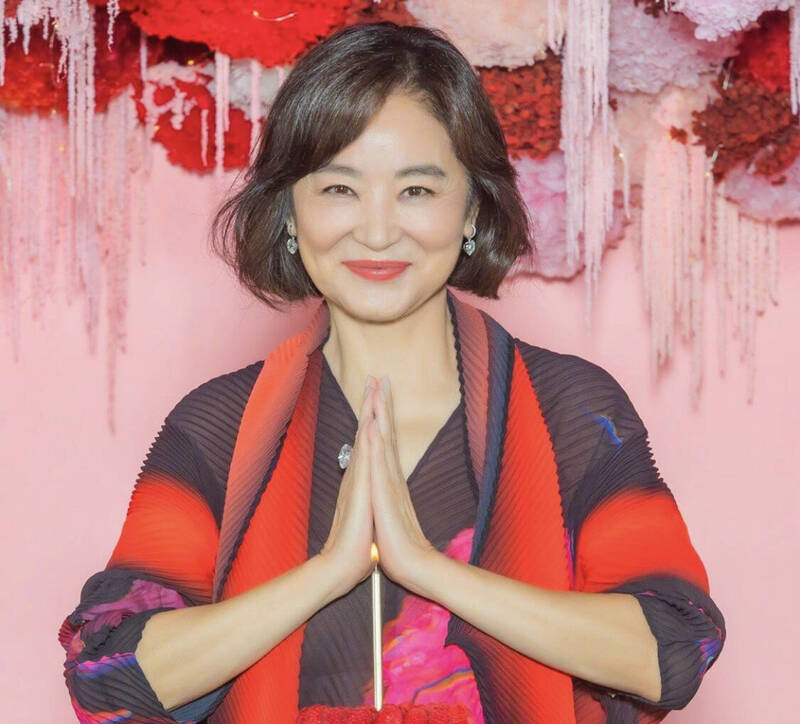 隔3年回台灣！永遠的女神「紫色禮服罕開Ｖ領」性感耀眼　「全身戴4億珠寶」喜曝下一步計畫粉絲嗨翻