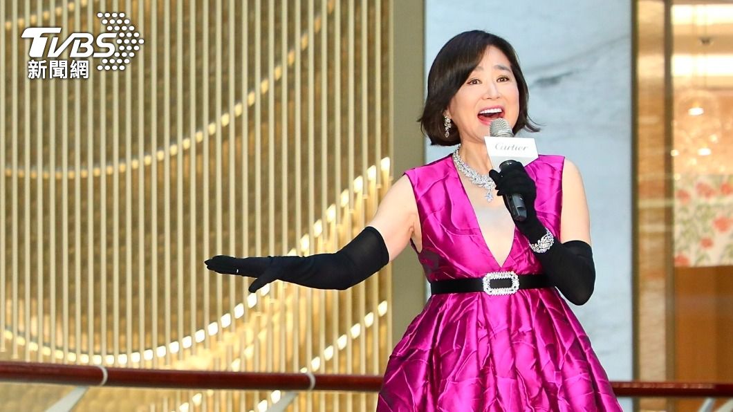 隔3年回台灣！永遠的女神「紫色禮服罕開Ｖ領」性感耀眼　「全身戴4億珠寶」喜曝下一步計畫粉絲嗨翻