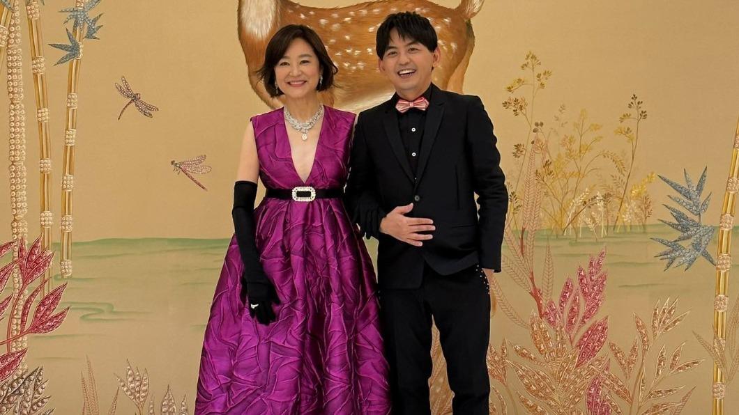 隔3年回台灣！永遠的女神「紫色禮服罕開Ｖ領」性感耀眼　「全身戴4億珠寶」喜曝下一步計畫粉絲嗨翻