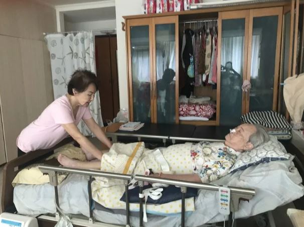 101歲母病危！蘋果花歌后「怕見不到最後一面」病榻前守半年　淚謝歌迷沒忘她「化身超辣奶奶飆歌」