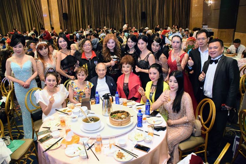 101歲母病危！蘋果花歌后「怕見不到最後一面」病榻前守半年　淚謝歌迷沒忘她「化身超辣奶奶飆歌」