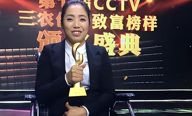 3歲不能站立行走！「懷孕後被丈夫拋棄」獨自撫養女兒　她不認命「靠爬行年入4百萬」締造傳奇人生