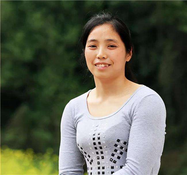 3歲不能站立行走！「懷孕後被丈夫拋棄」獨自撫養女兒　她不認命「靠爬行年入4百萬」締造傳奇人生
