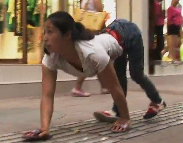 3歲不能站立行走！「懷孕後被丈夫拋棄」獨自撫養女兒　她不認命「靠爬行年入4百萬」締造傳奇人生