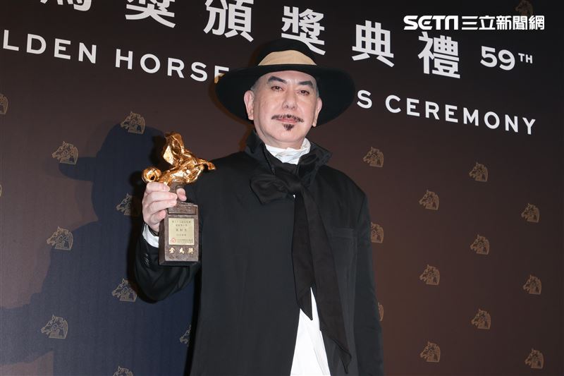 等了40年！61歲男星首奪影帝「雙手指天全場哭了」　「斷聯多年舅舅現身」不敢相信：好像神蹟