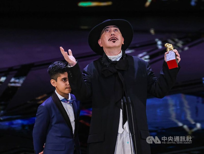 等了40年！61歲男星首奪影帝「雙手指天全場哭了」　「斷聯多年舅舅現身」不敢相信：好像神蹟
