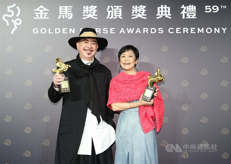 等了40年！61歲男星首奪影帝「雙手指天全場哭了」　「斷聯多年舅舅現身」不敢相信：好像神蹟