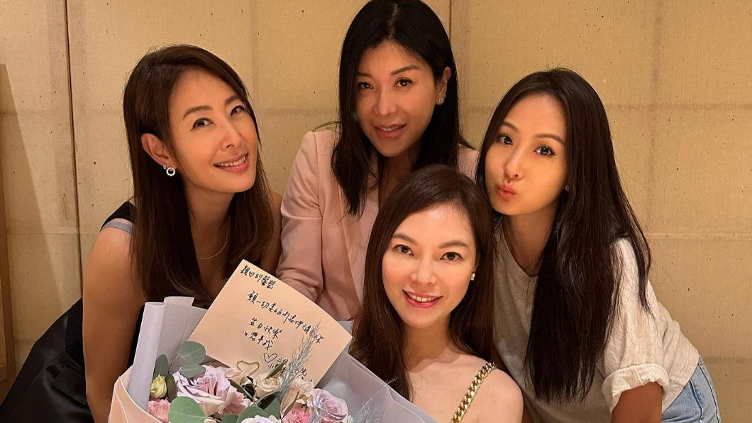 驚喜不斷！曾馨瑩同框「摯友都是演藝圈大咖」人緣好到不行　「被三女神簇擁自拍」網讚：顏值巔峰