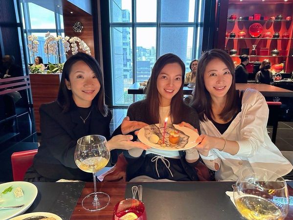 驚喜不斷！曾馨瑩同框「摯友都是演藝圈大咖」人緣好到不行　「被三女神簇擁自拍」網讚：顏值巔峰