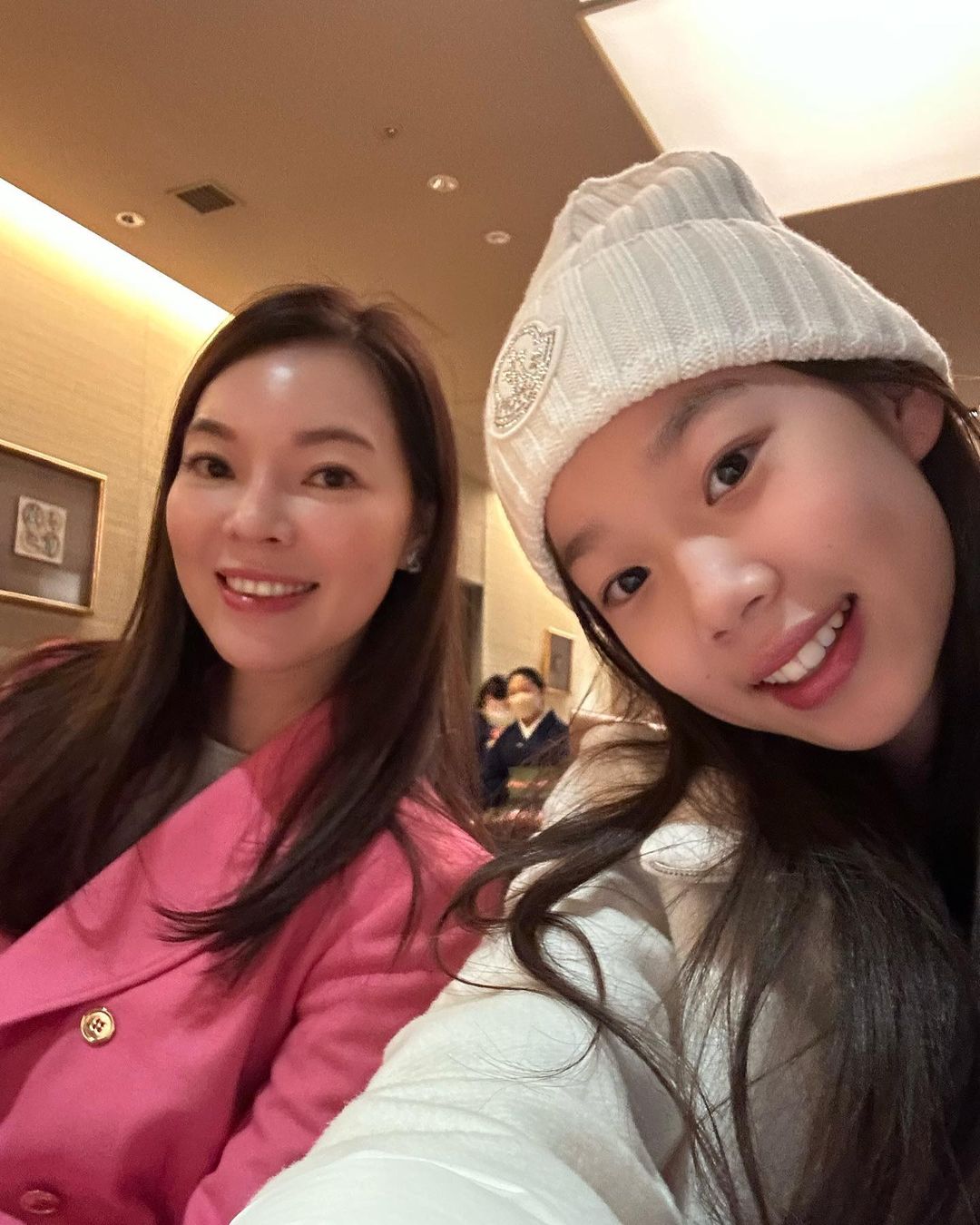 驚喜不斷！曾馨瑩同框「摯友都是演藝圈大咖」人緣好到不行　「被三女神簇擁自拍」網讚：顏值巔峰