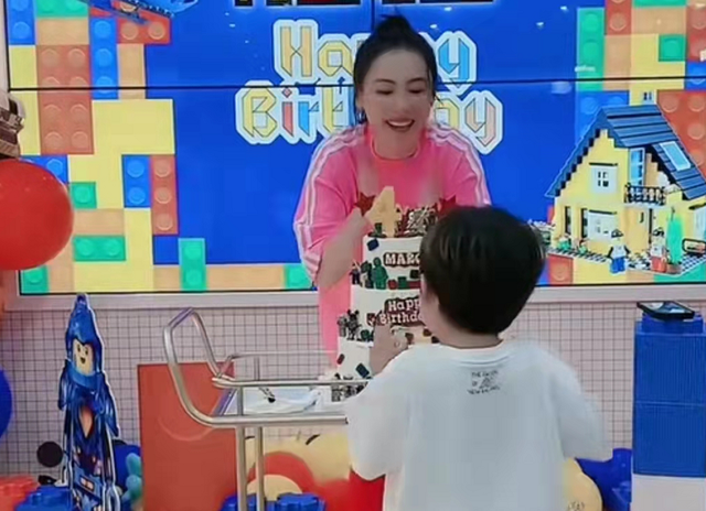 小兒子滿4歲！張柏芝不藏了「罕曬兒子」身高到媽媽腰部　「包下整間遊樂場慶祝」孩子生父引關注