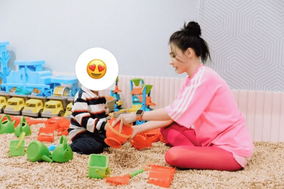 小兒子滿4歲！張柏芝不藏了「罕曬兒子」身高到媽媽腰部　「包下整間遊樂場慶祝」孩子生父引關注