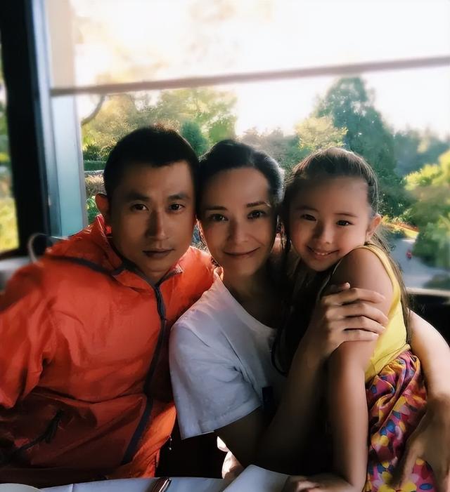 幸福靠自己爭取！港姐冠軍當紅「下嫁農村丈夫」自掏腰包買婚房　「11年悄悄變成一家三口」把公婆當小孩寵