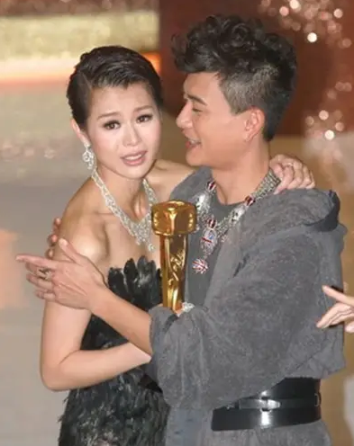 同居8年都不娶！她轉身閃嫁豪門「10年生3胎」　他後悔不已「至今未婚」：遲來的深情比草賤