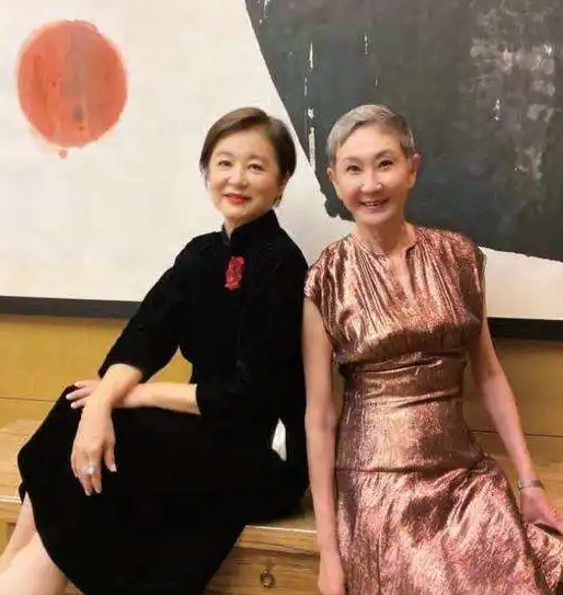 同居8年都不娶！她轉身閃嫁豪門「10年生3胎」　他後悔不已「至今未婚」：遲來的深情比草賤